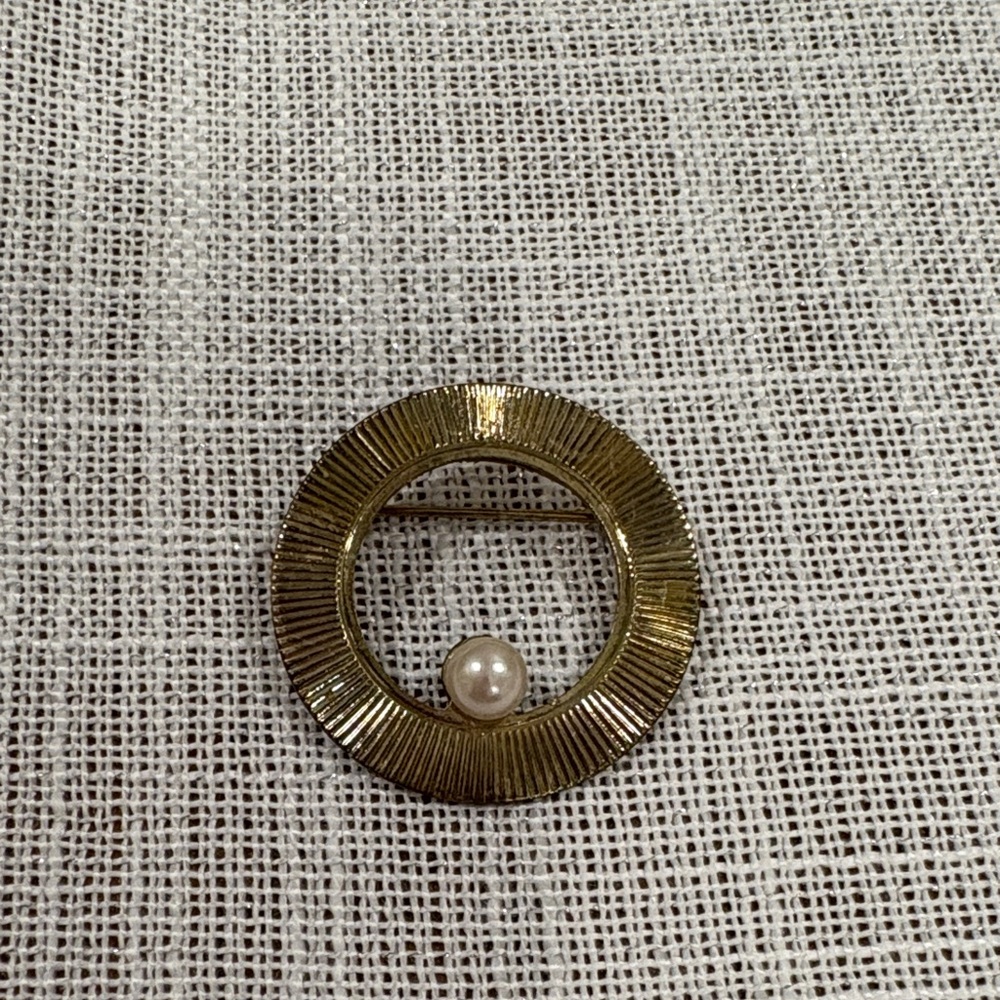 Gold Circle Brooch with Pearl Accent